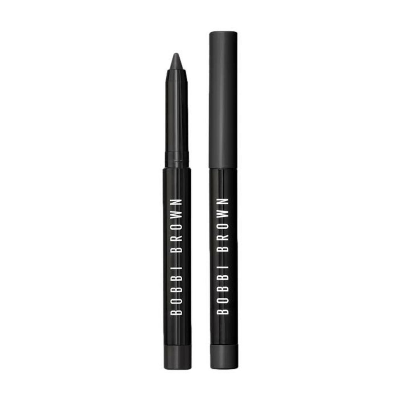 Zwei schwarze Stifte. Auf den Stiften steht "BOBBI BROWN". Der linke Stift hat eine Spitze, der rechte eine Kappe.