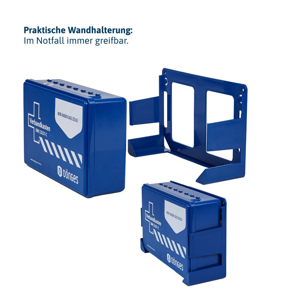 Blaue Verbandkästen mit Wandhalterung. Aufschrift: Verbandkasten DIN 13157-C, Logo und Schriftzug. Hersteller: dönges.