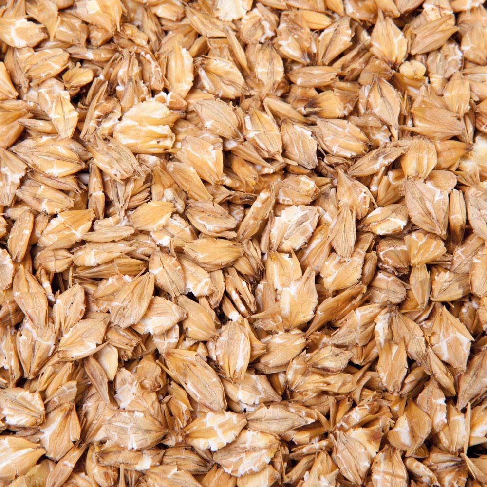 Nahaufnahme von Gerstenflocken. Helle, beige Flocken, Detailansicht.