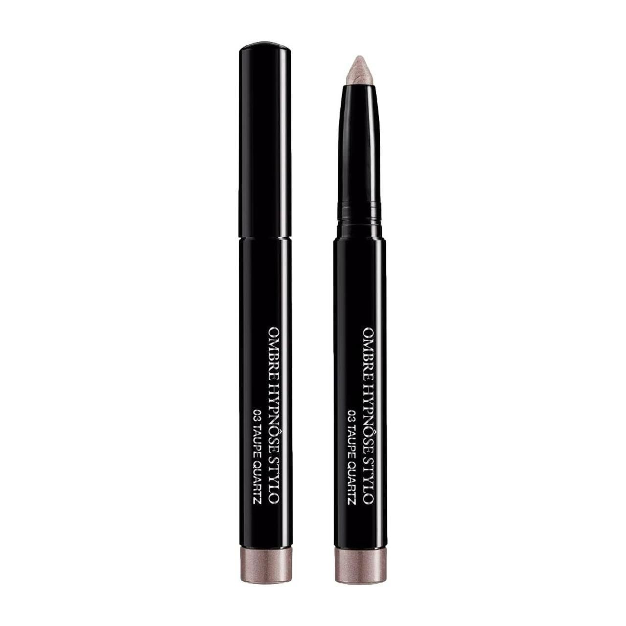 Lancôme Ombre Hypnôse Stylo. Schwarzer Stift mit hellbrauner Spitze. Text: Ombre Hypnôse Stylo, 03 Taupe Quartz.