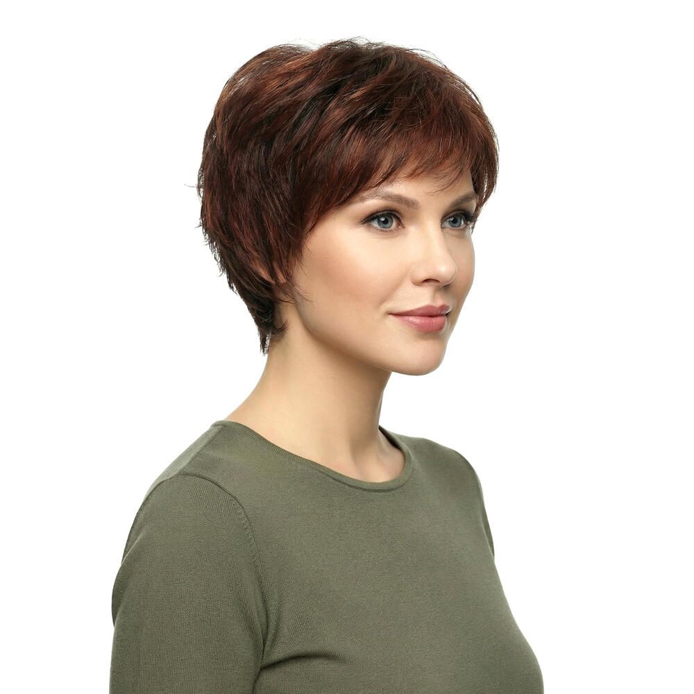 Kurzhaarperücke in Rotbraun. Die Frau trägt ein grünes Oberteil. Dreiviertelansicht.