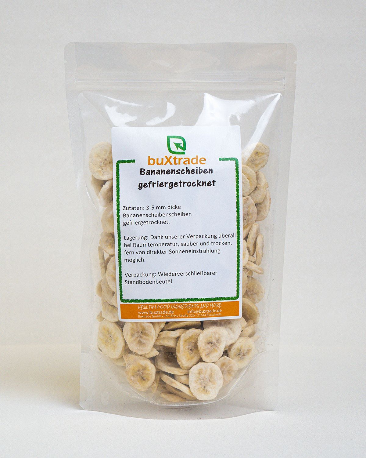 Transparente Verpackung mit gefriergetrockneten Bananenscheiben. Aufdruck mit Produktinformationen.