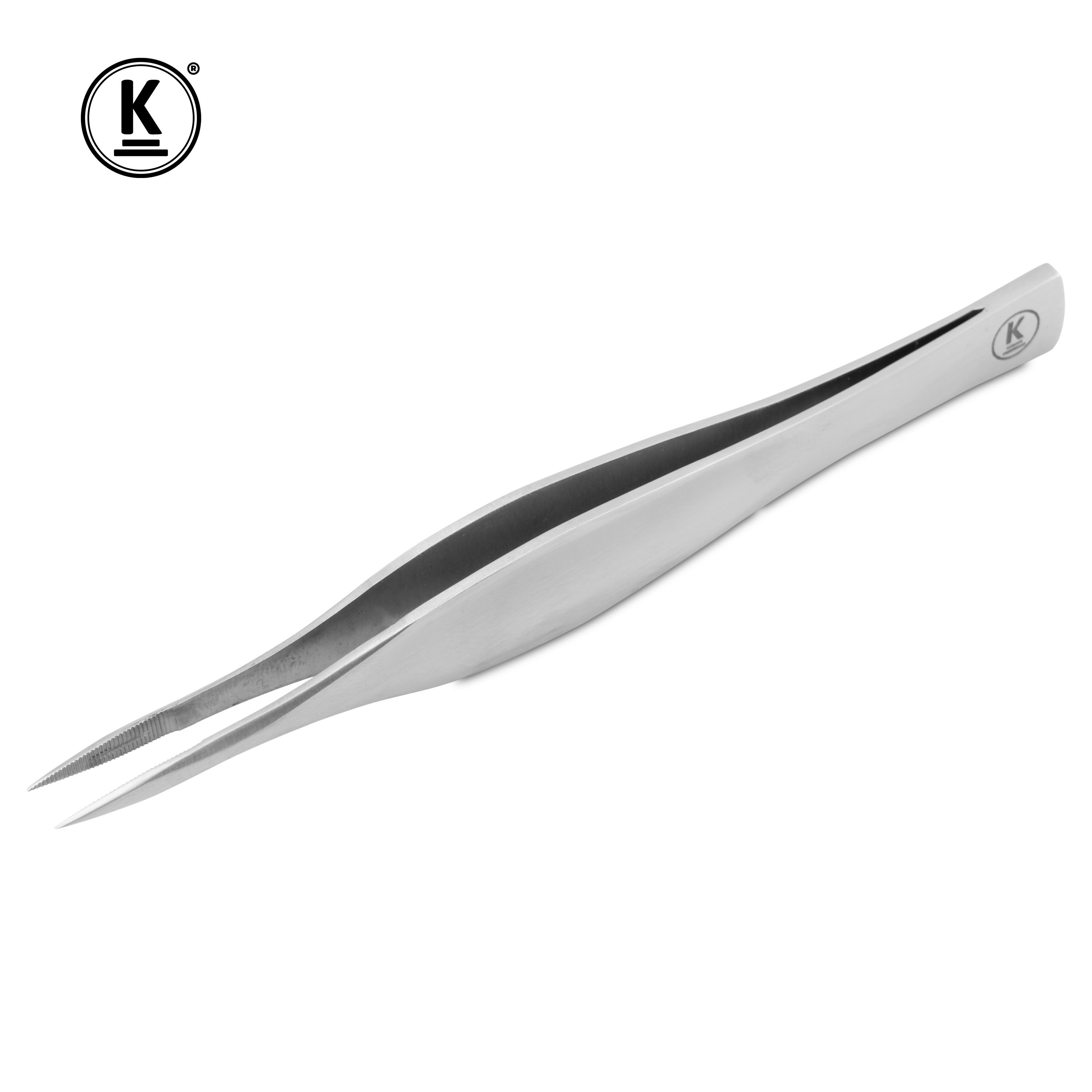 Pinzetta per schegge in metallo. Vista obliqua. Forma appuntita e stretta. Logo 'K'.