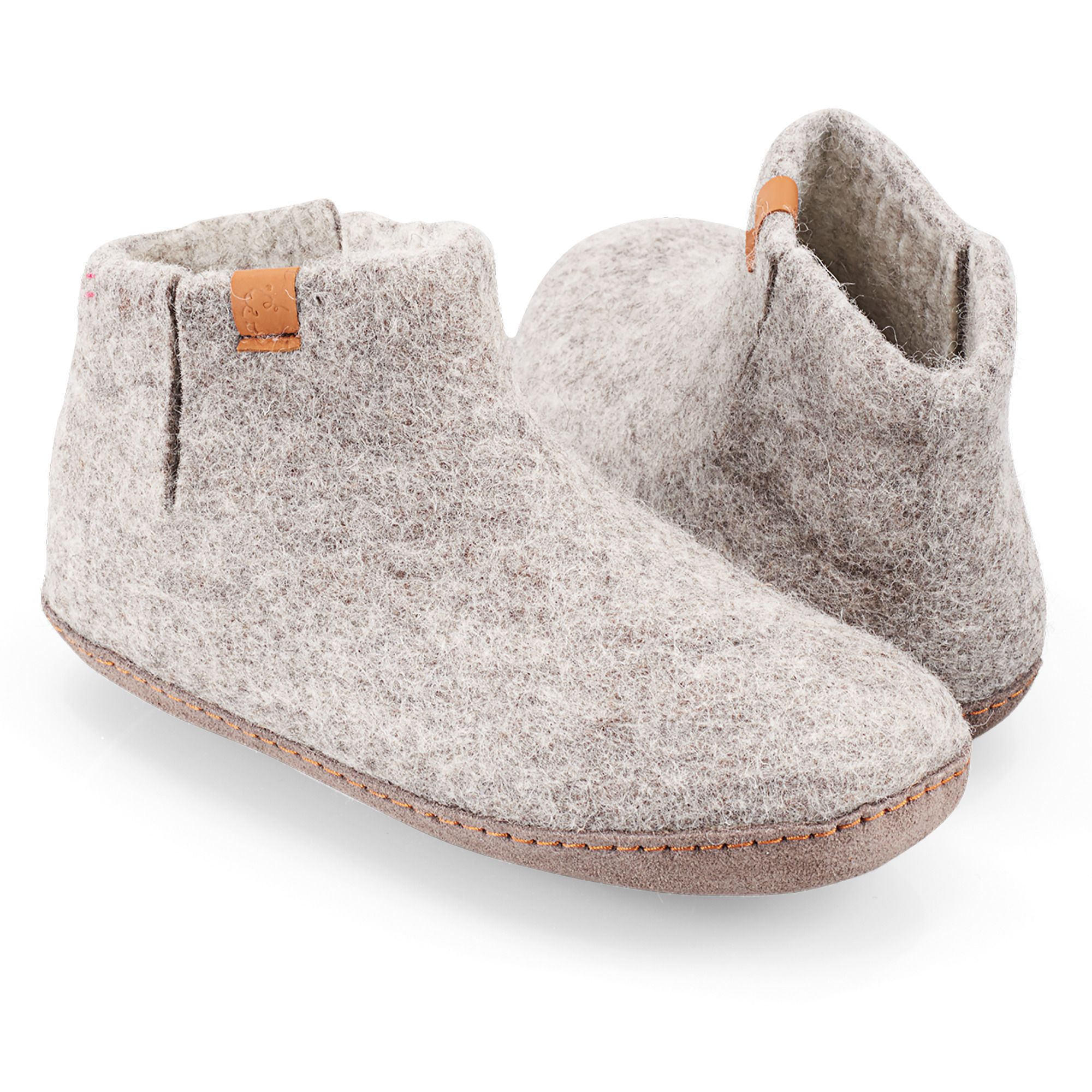 Graue Filz-Hausschuhe, breite Form. Obermaterial aus Filz, braune Sohle und Lederdetails. Zwei Schuhe, leicht schräg gestellt.