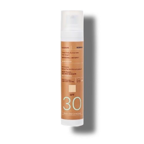 Sonnencreme-Flakon. Weißer Spender, braune Hülle mit Text. SPF 30. Produktname und Marke nicht angegeben.
