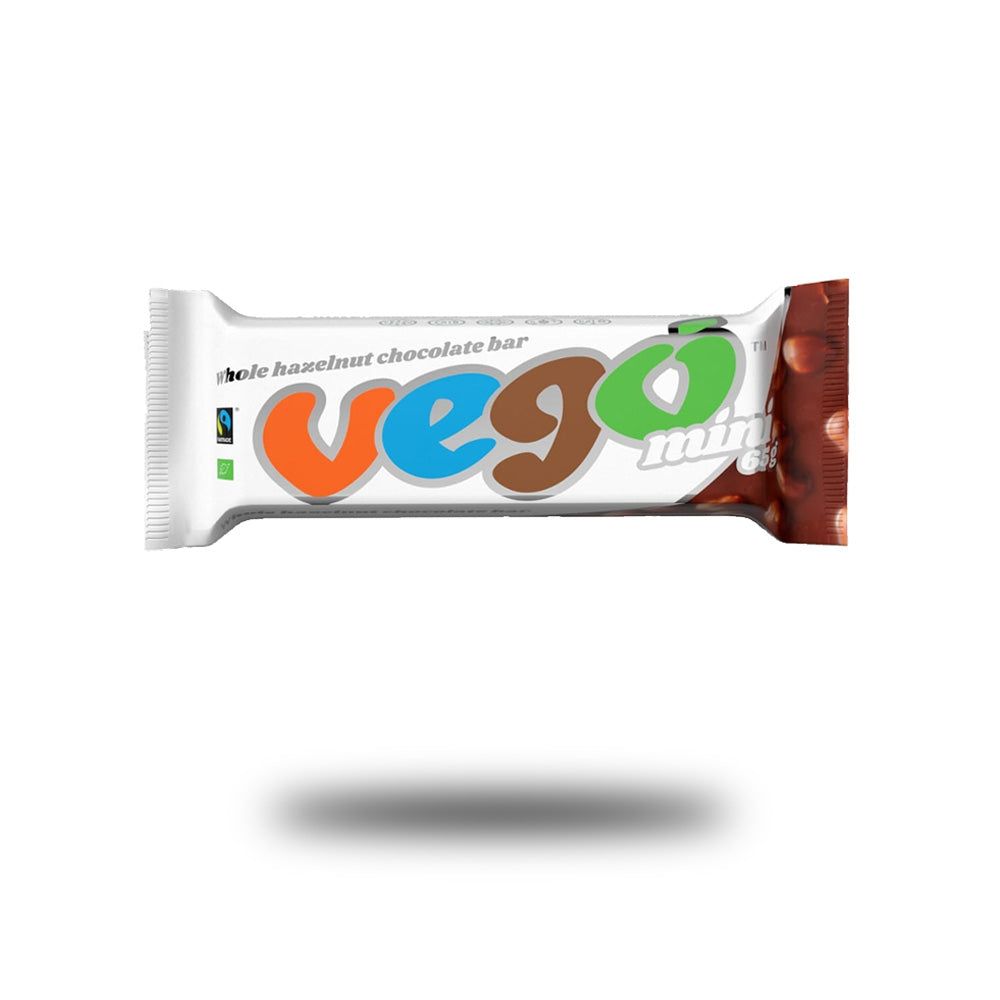 Schokoriegel in weißer Verpackung. Aufschrift "vego mini" in Orange, Blau, Braun und Grün. "whole hazelnut chocolate bar" steht darüber.