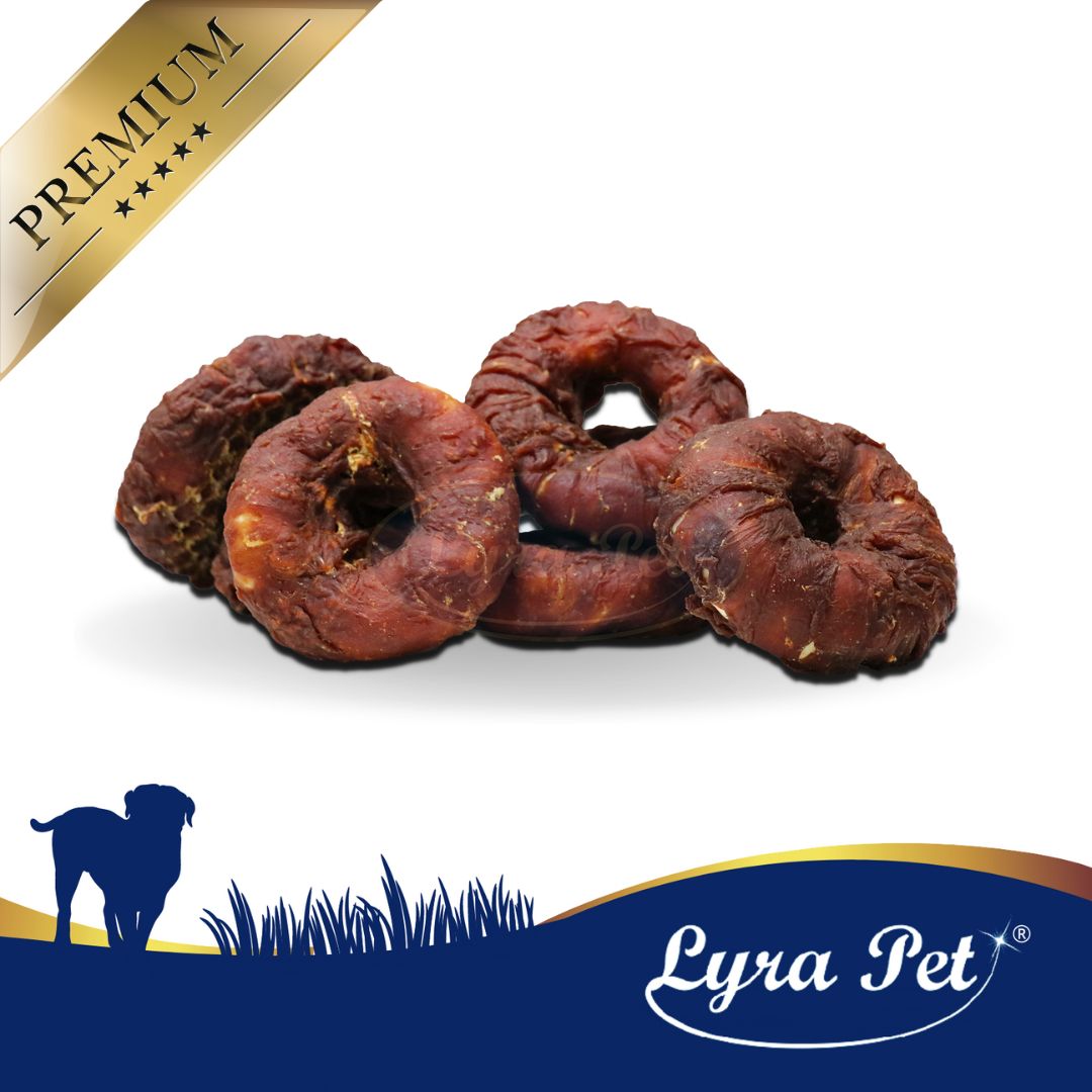 Lyra Pet Kauringe mit Entenbruststreifen. Fünf ringförmige Snacks. Premium-Logo oben links, Hunde-Silhouette unten links.