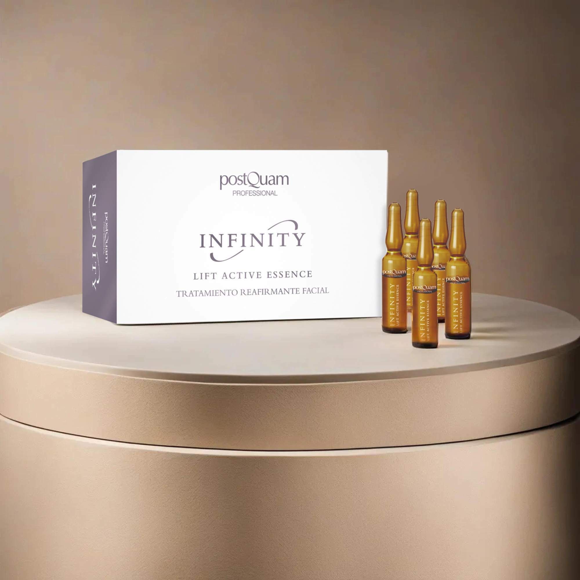 Produktverpackung mit Ampullen auf Podest. Aufschrift: Postquam, Infinity, Lift Active Essence.