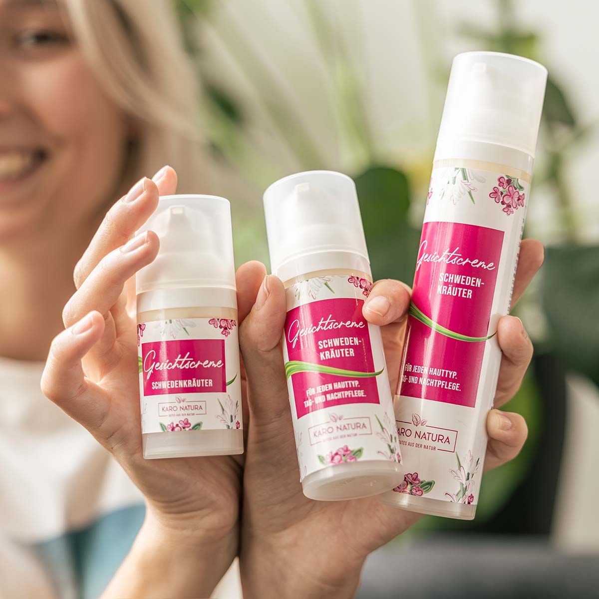 Drei Spender. Pinkfarbene Etiketten. Text: Gesichtscreme, Schwedenkräuter, Karo Natura.