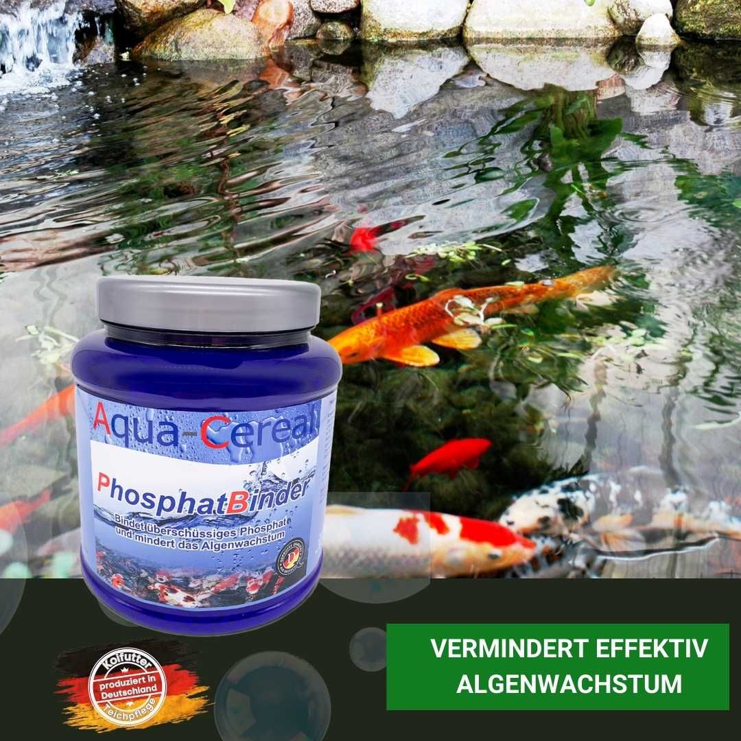 Blauer Behälter Aqua-Cereal PhosphatBinder neben einem Gartenteich mit Koi-Karpfen. "Vermindert effektiv Algenwachstum" ist auf Deutsch.