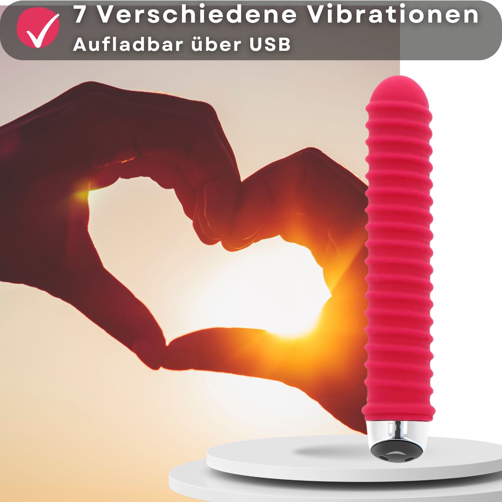 Roter Vibrator mit Rillen. Paar im Hintergrund. 7 Vibrationen. Aufladbar über USB.