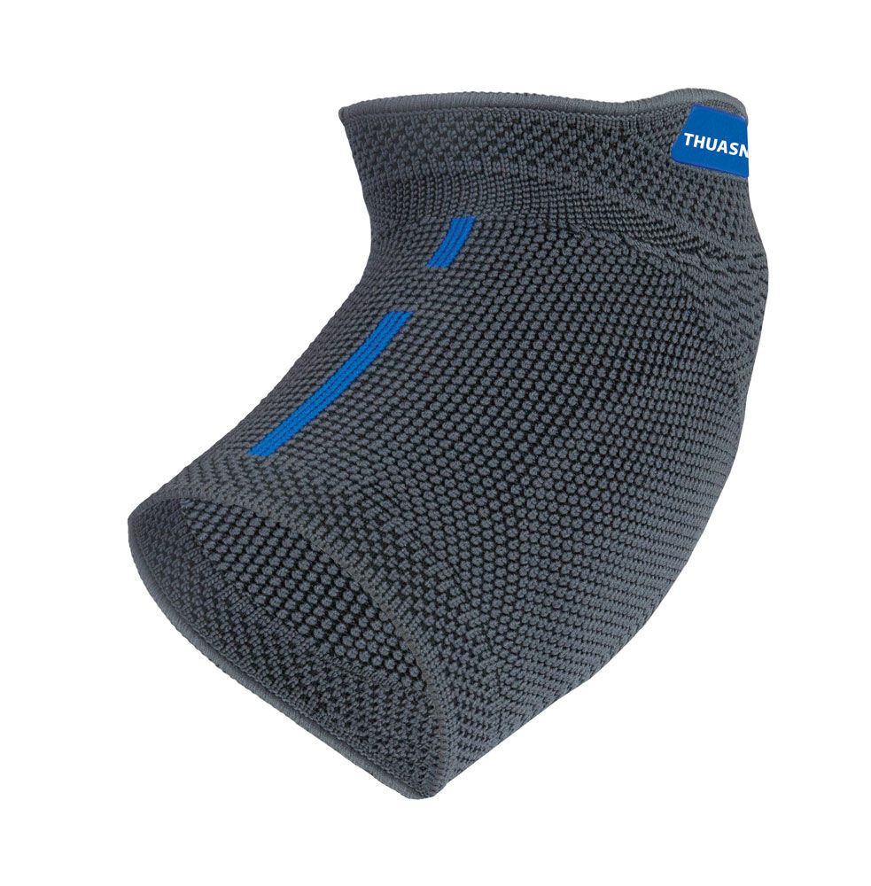 Ellbogenbandage aus 3D-Gestrick. Grau mit blauen Akzenten. Herstellerlogo sichtbar. Seitengleich.