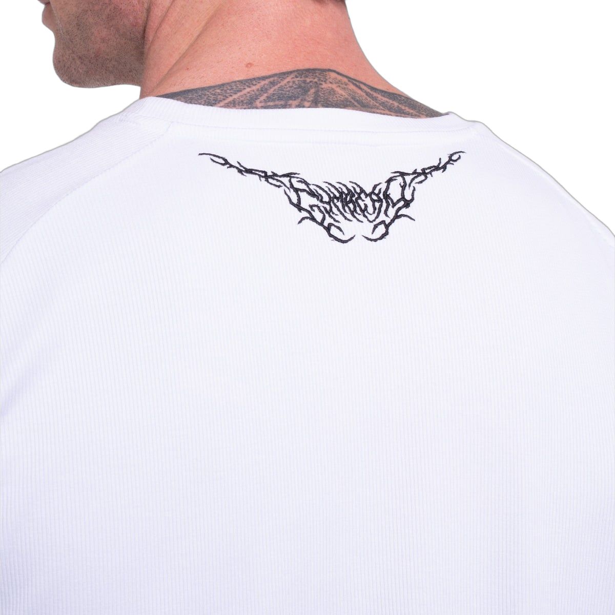 GymBeam T-Shirt Herren slim gerippt mit Tribal-Stickerei in Weiß