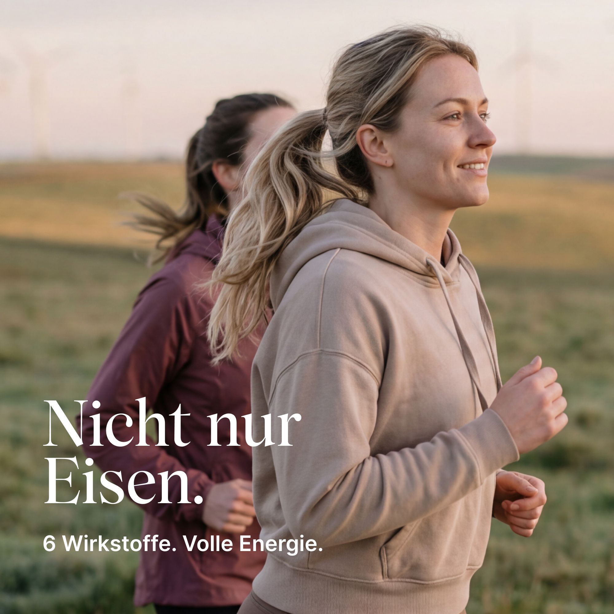 Zwei Frauen joggen im Freien. Text: Nicht nur Eisen. 6 Wirkstoffe. Volle Energie.