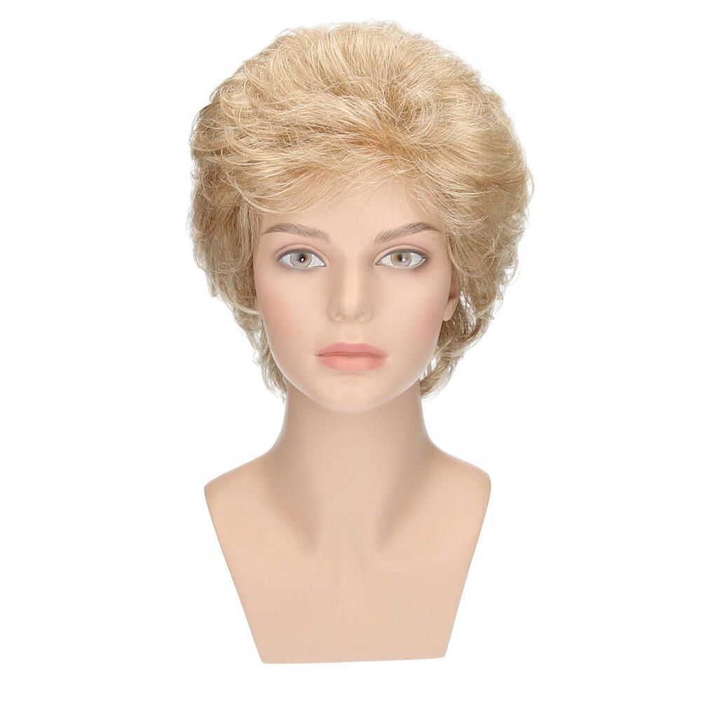 Blond gefärbte Perücke MONACO auf einem Schaufensterkopf. Kurze, gewellte Frisur. Frontansicht.