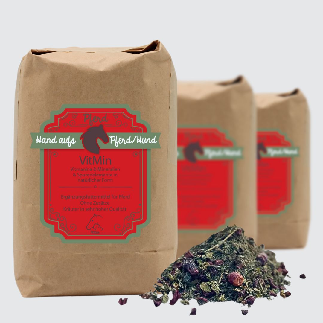 Drei braune Papiertüten mit rotem Etikett. Daneben Kräutermischung. Text: Hand aufs Pferd/Hund, VitMin.