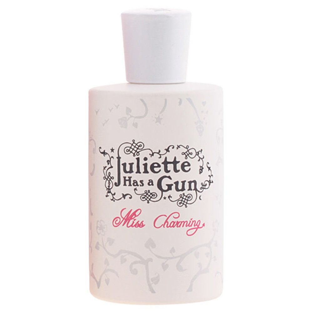 Weißer Parfümflakon mit weißem Deckel. Schriftzug 'Miss Charming'. Floral Muster. Flakon steht.