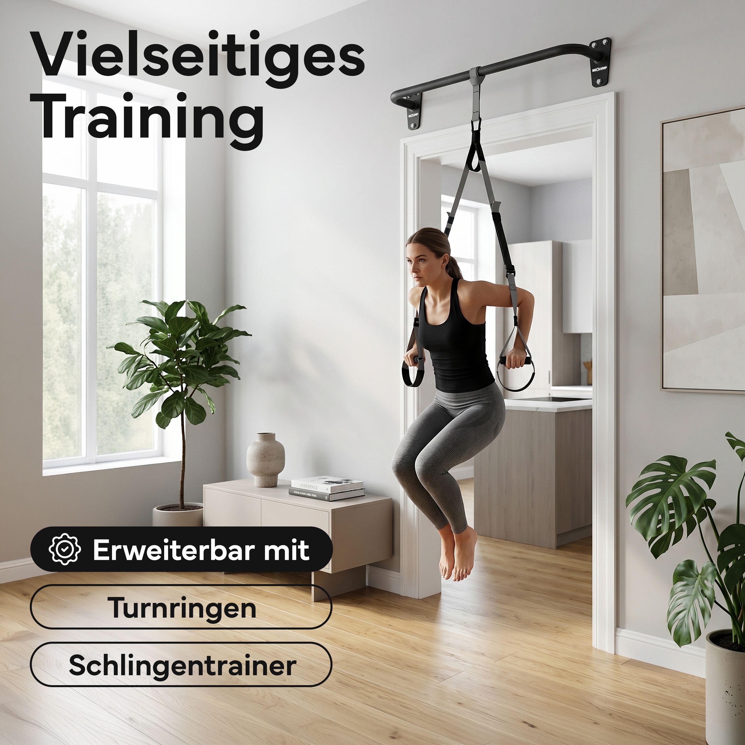 Frau trainiert mit Ringen an einer Klimmzugstange. Erweitert mit Turnringen oder Schlingentrainer nutzbar.
