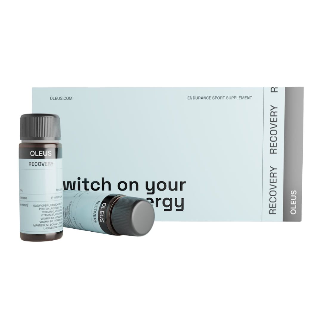 Zwei Flaschen und eine Schachtel. Auf den Flaschen steht "OLEUS RECOVERY". Auf der Schachtel steht "switch on your energy".
