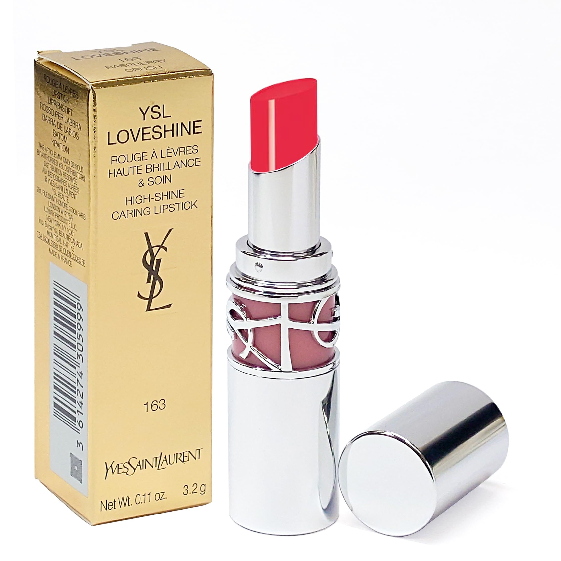 Roter Lippenstift in silberner Hülse, daneben eine goldene Schachtel mit Produktinformationen.