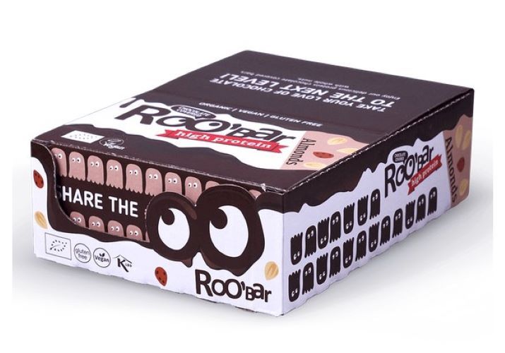 Roobar Protein Mandel Riegel-Box. Enthält Riegel mit Mandel- und Schokoladenüberzug. Aufdrucke: "high protein", "organic", "vegan", "gluten free".