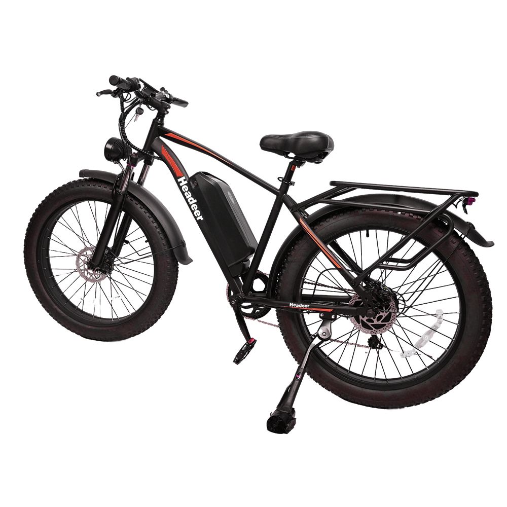Schwarzes E-Bike, Seitenansicht. Headeer-Logo, breite Reifen, Gepäckträger, Kotflügel und Ständer.