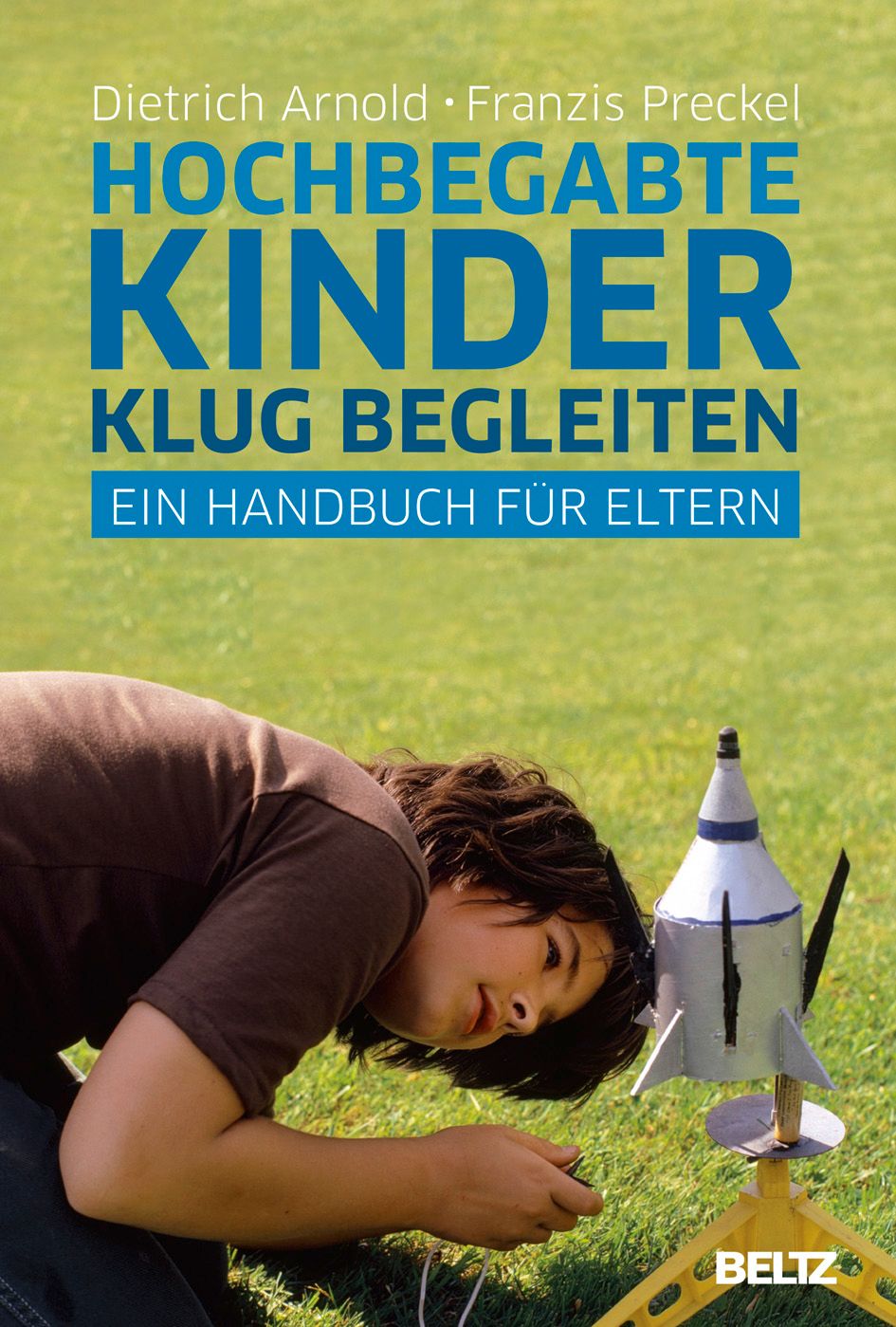Buchcover: "Hochbegabte Kinder klug begleiten". Titel in Blau, Autorennamen oben. Kind mit Raketenmodell im Vordergrund.