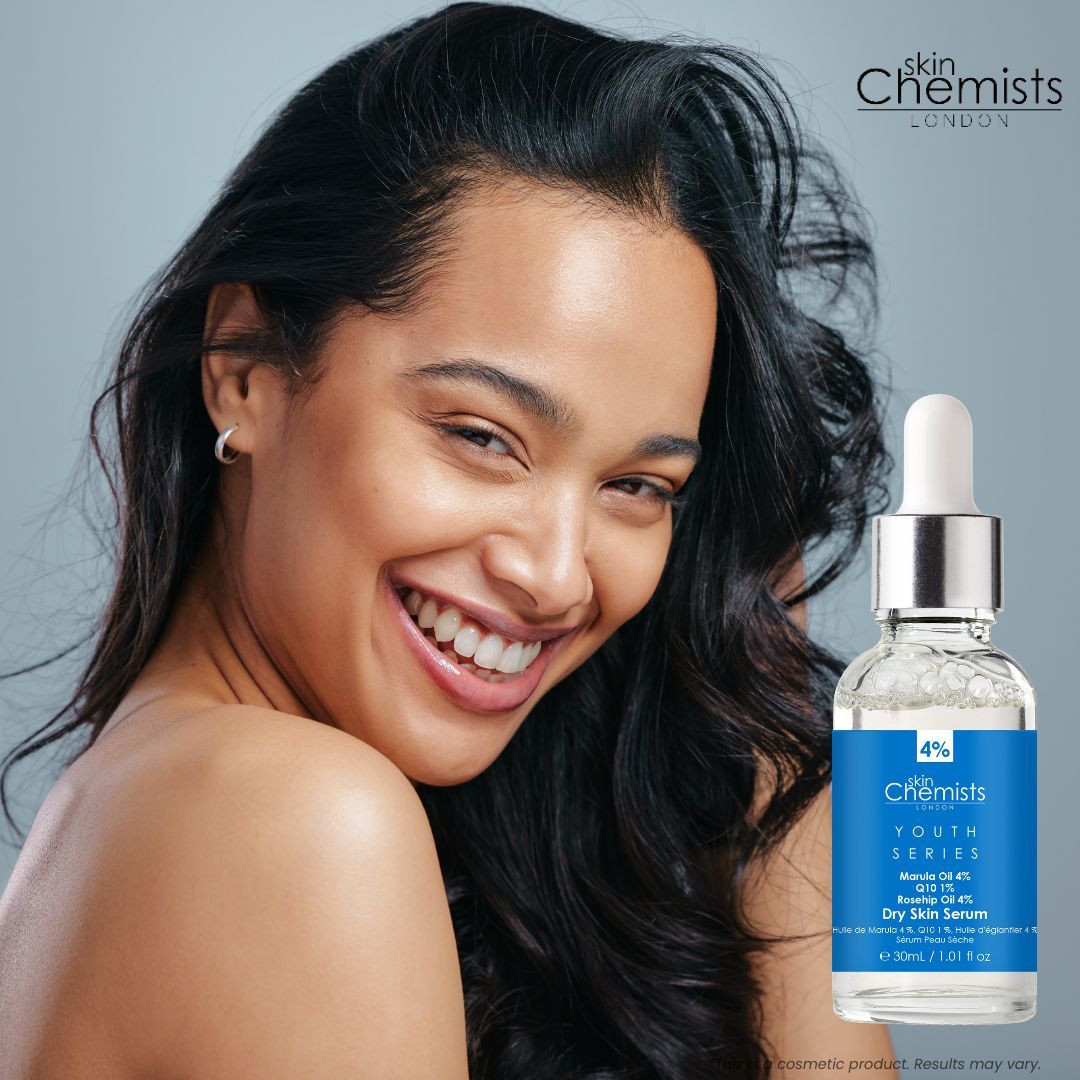 Frau lächelt. Serumflasche mit blauem Etikett: "skinChemists", "Youth Series", "Dry Skin Serum".