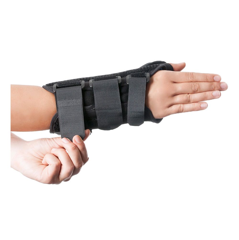 Handgelenkorthese mit Daumenfixierung am Handgelenk. Schwarzes Material, Klettverschlüsse.