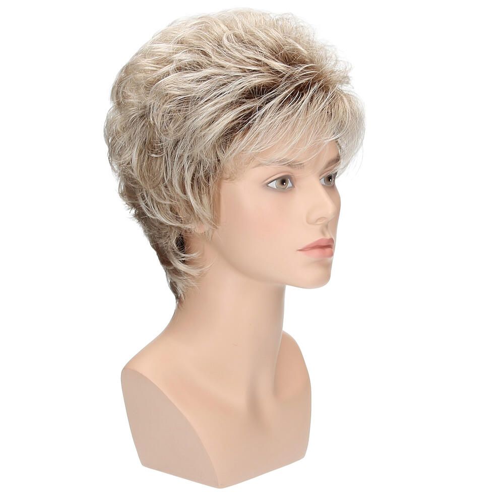 Perücke Mia von Lofty, blond-braun, auf einem Schaufensterkopf. Dreiviertelansicht.