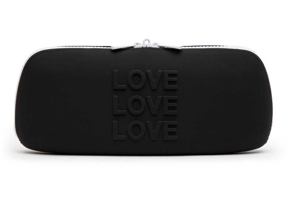 Schwarzetui mit geprägtem Schriftzug "LOVE LOVE LOVE".