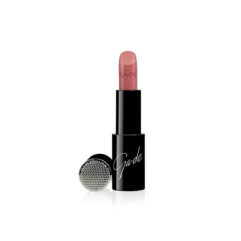 Lippenstift mit rosafarbenem Stift. Schwarze Hülse mit Ga-De-Logo. Auf weißem Hintergrund.
