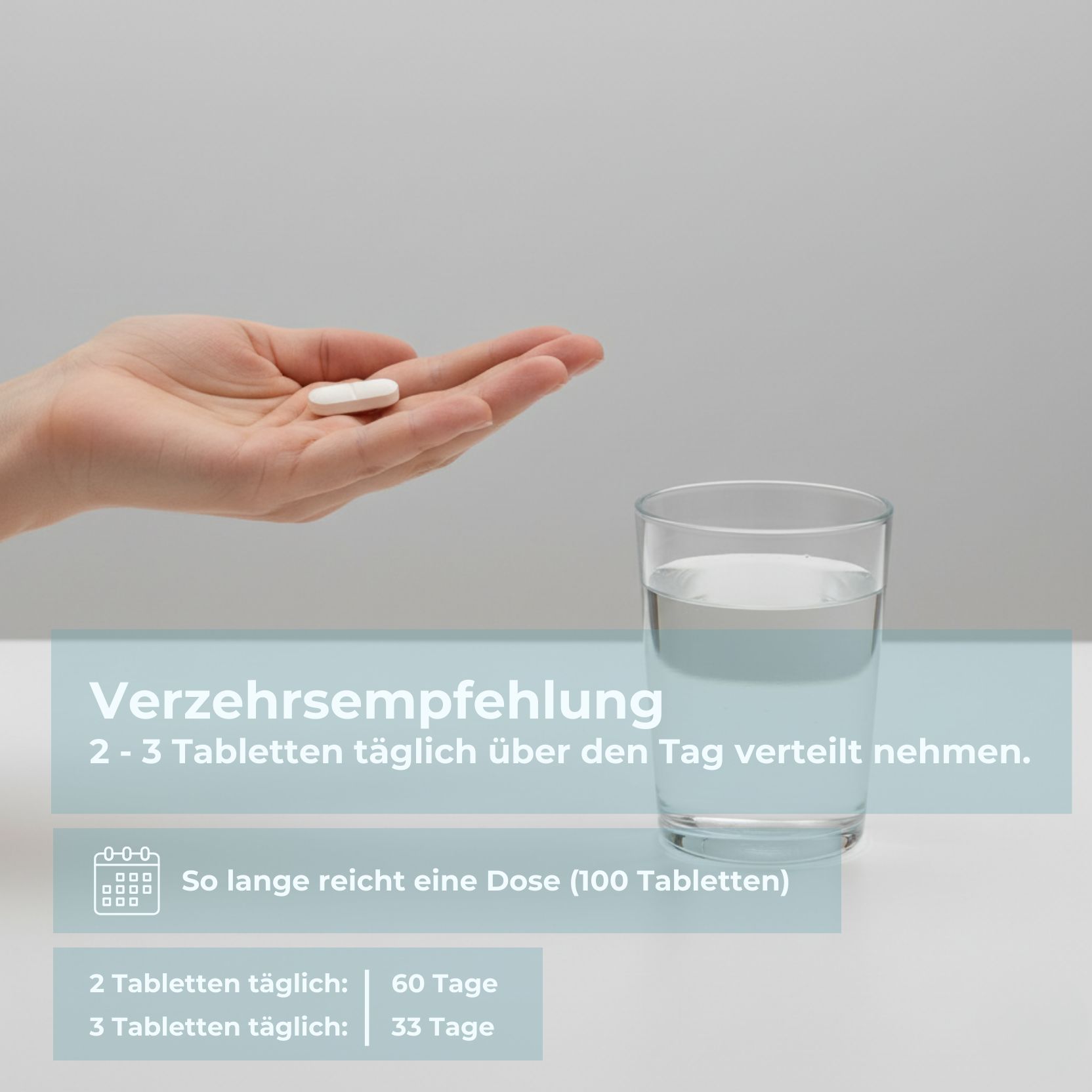 Hand hält Tablette. Text: Verzehrempfehlung: 2-3 Tabletten täglich. So lange reicht eine Dosis (100 Tabletten).