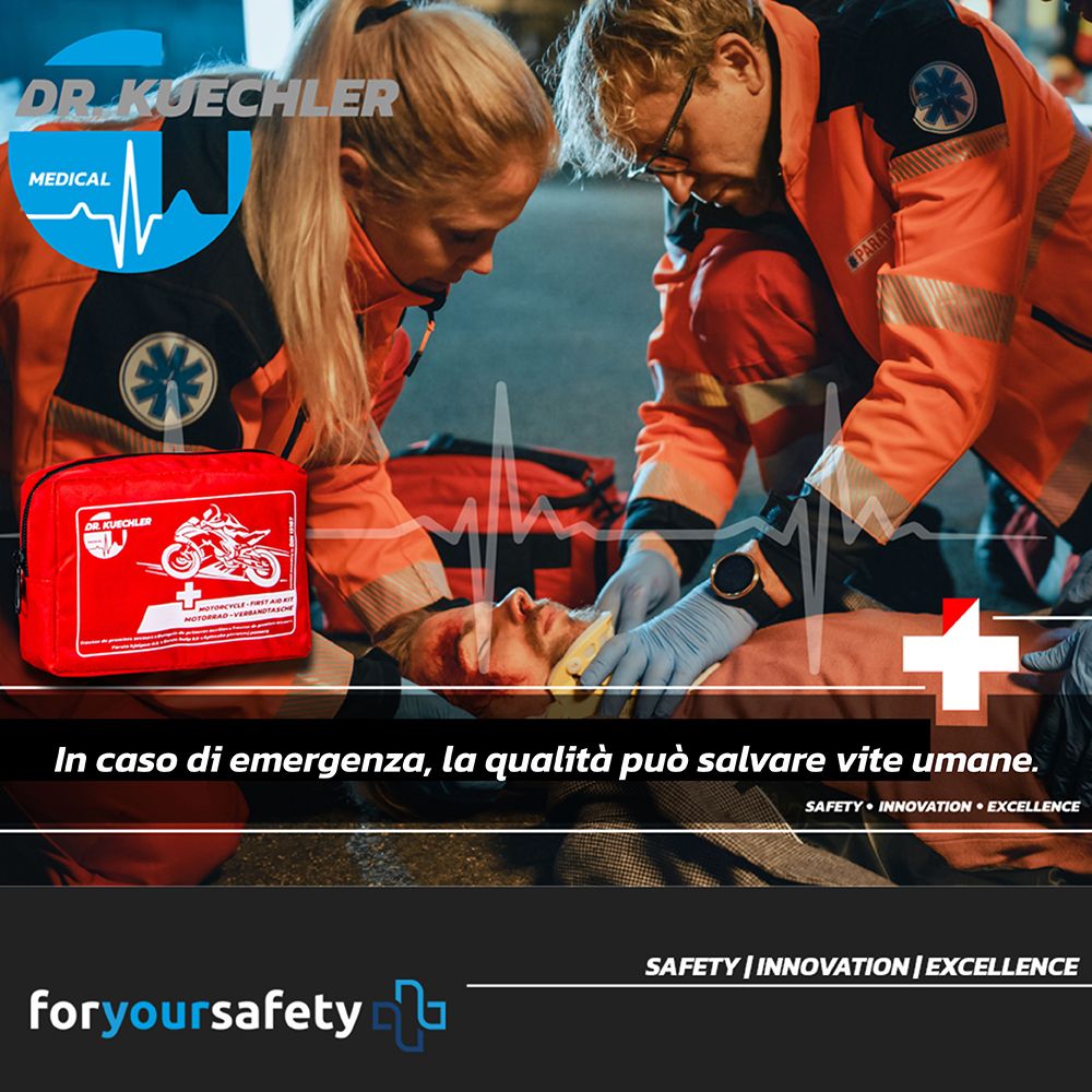 Sanitäter versorgen Verletzten. Rote Erste-Hilfe-Tasche mit Logo. Text: In caso di emergenza, la qualità può salvare vite umane.