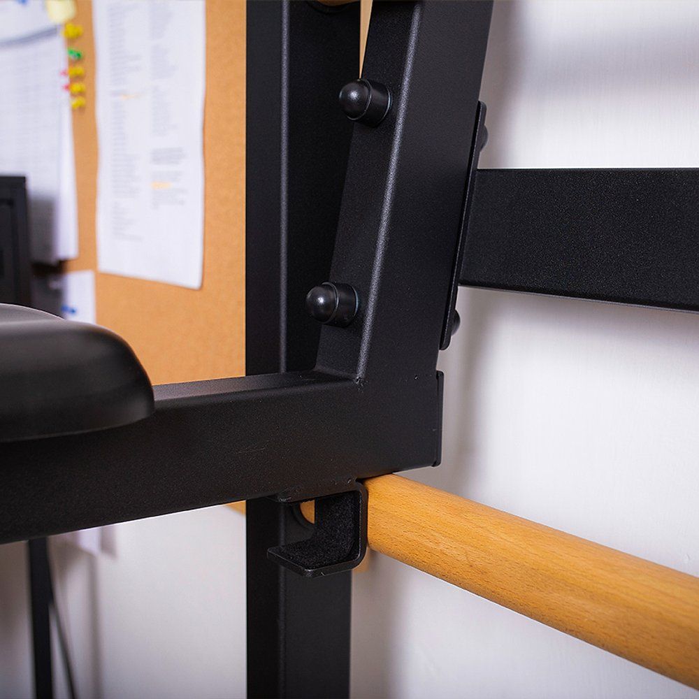 Detailansicht der Befestigung. Schwarzer Metallrahmen, Holzsprosse und Schrauben. Für Fitness.