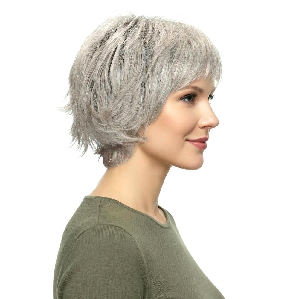 Kurzhaarperücke, graue Farbe, mit Pony. Frau trägt ein olivgrünes Oberteil. Dreiviertelansicht.