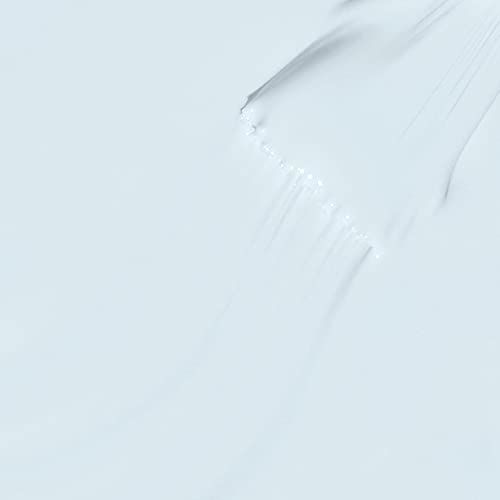 Nahaufnahme von hellblauem Nagellack. Pinselspuren sichtbar. Helle, glatte Oberfläche.