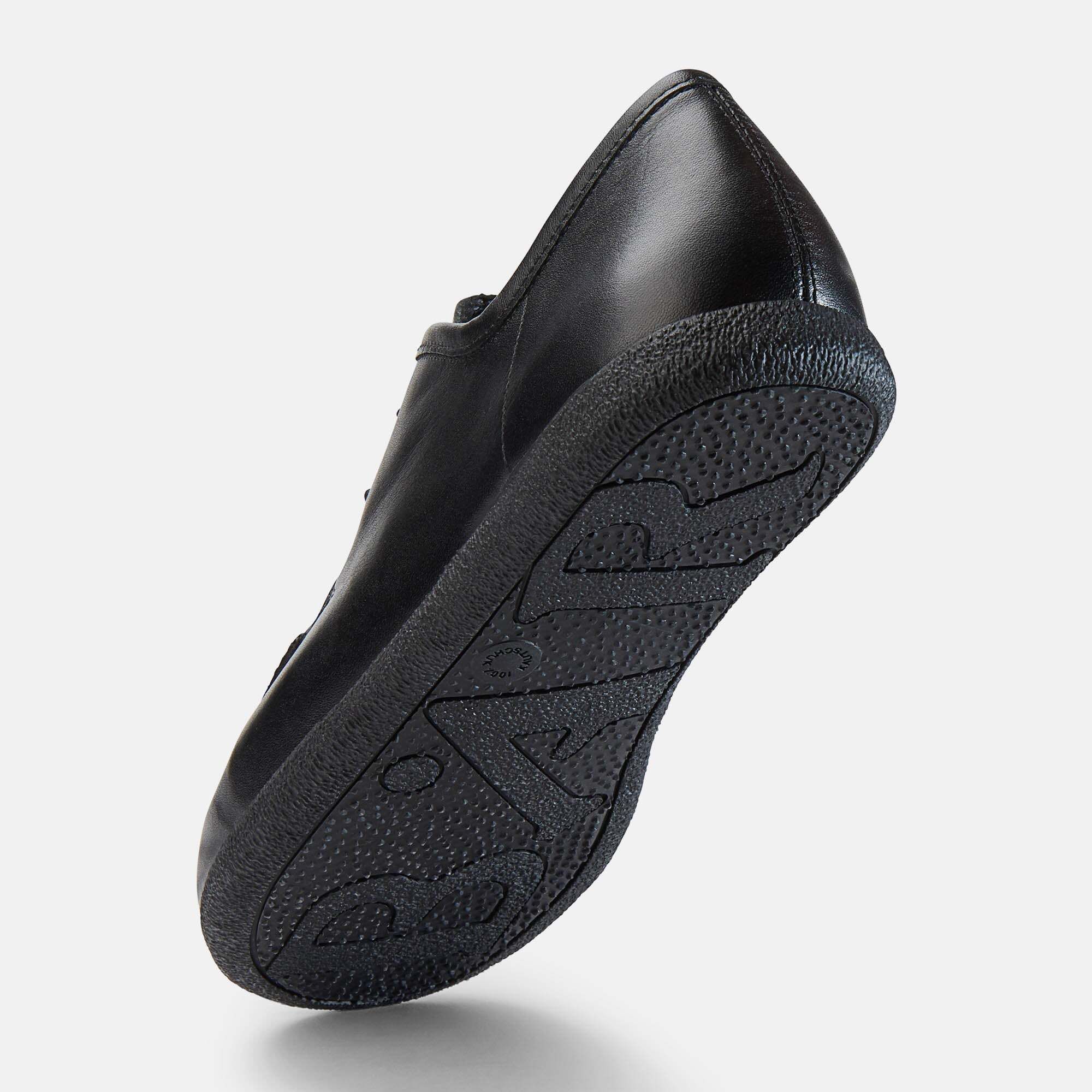 Schwarzer Damen-Schnürschuh aus Leder, breite Passform, Sohlenansicht.