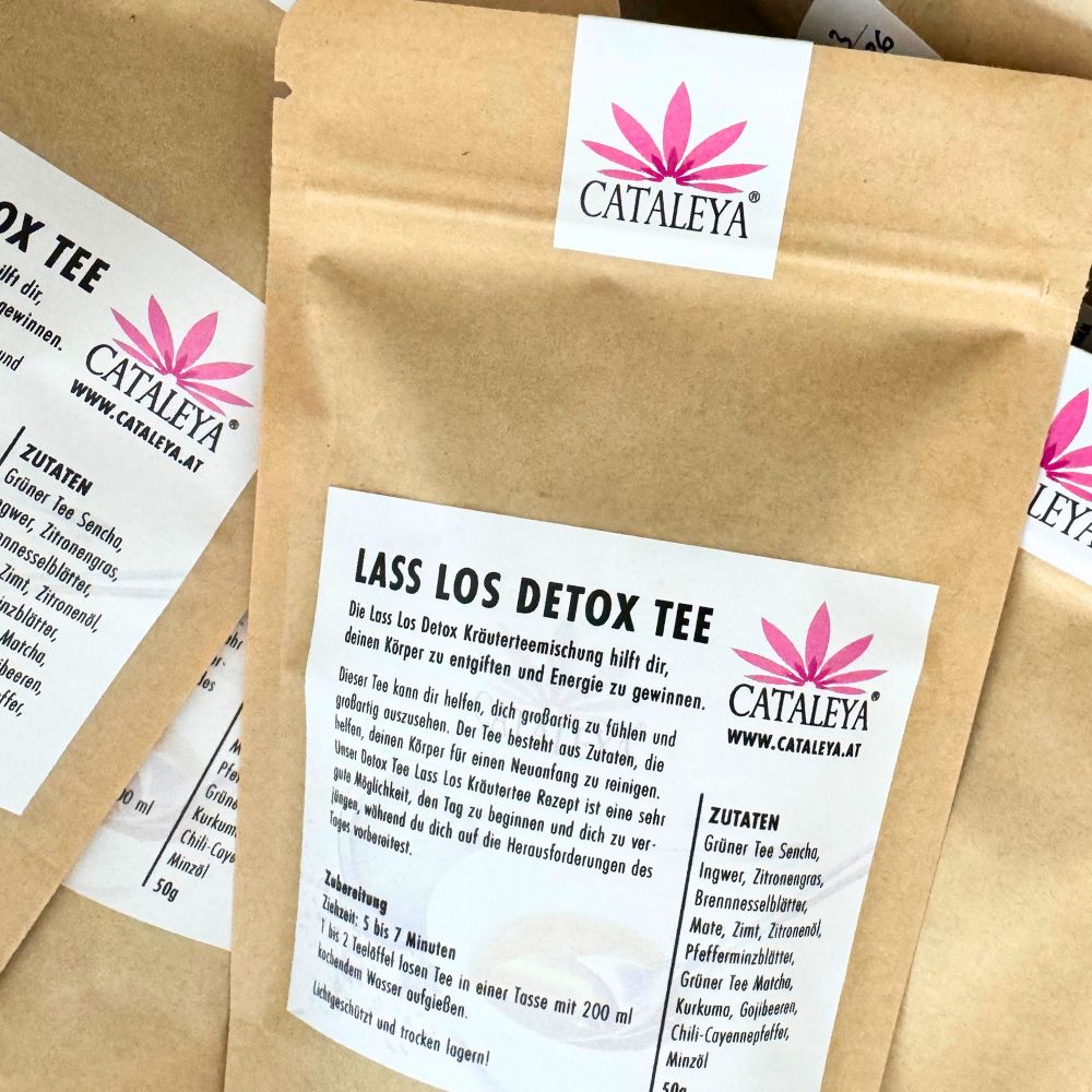 Mehrere Beutel CATALEYA Lass Los Detox Tee. Braune Papierverpackung mit weißem Etikett und Logo. Text und Zutaten.