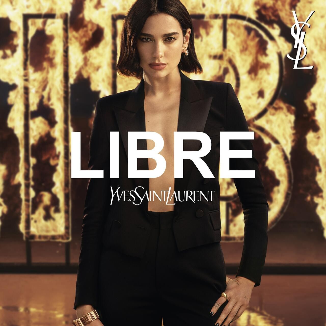 Dua Lipa vor flammendem Hintergrund. Text: LIBRE, Yves Saint Laurent. Logo Yves Saint Laurent.
