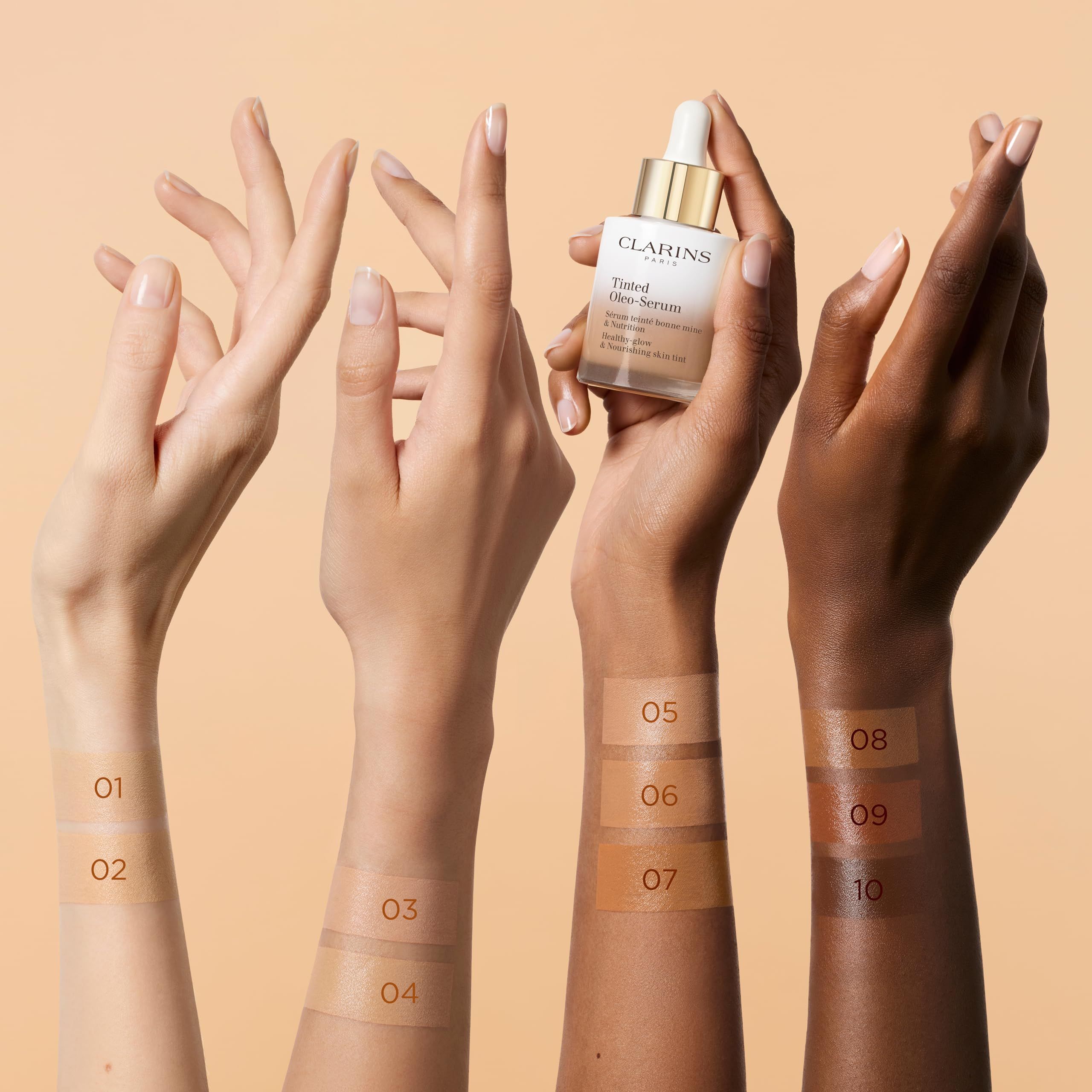 Hände mit Farbtönen. Arme mit Farbtönen 01-10. Clarins Tinted Oleo-Serum Flasche in einer Hand. Hauttöne von hell bis dunkel.