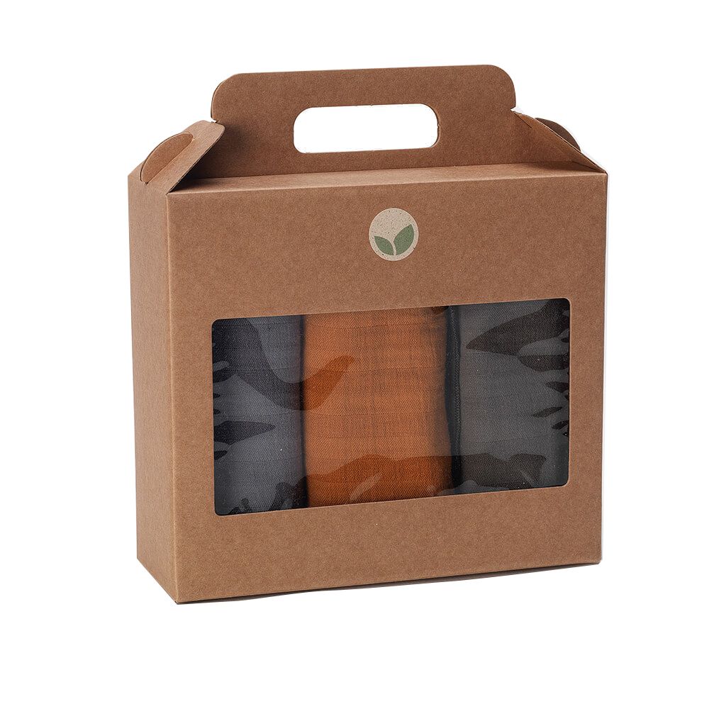 Kartonverpackung mit Sichtfenster. Enthält drei gerollte Tücher in Grau, Safran und Olive.