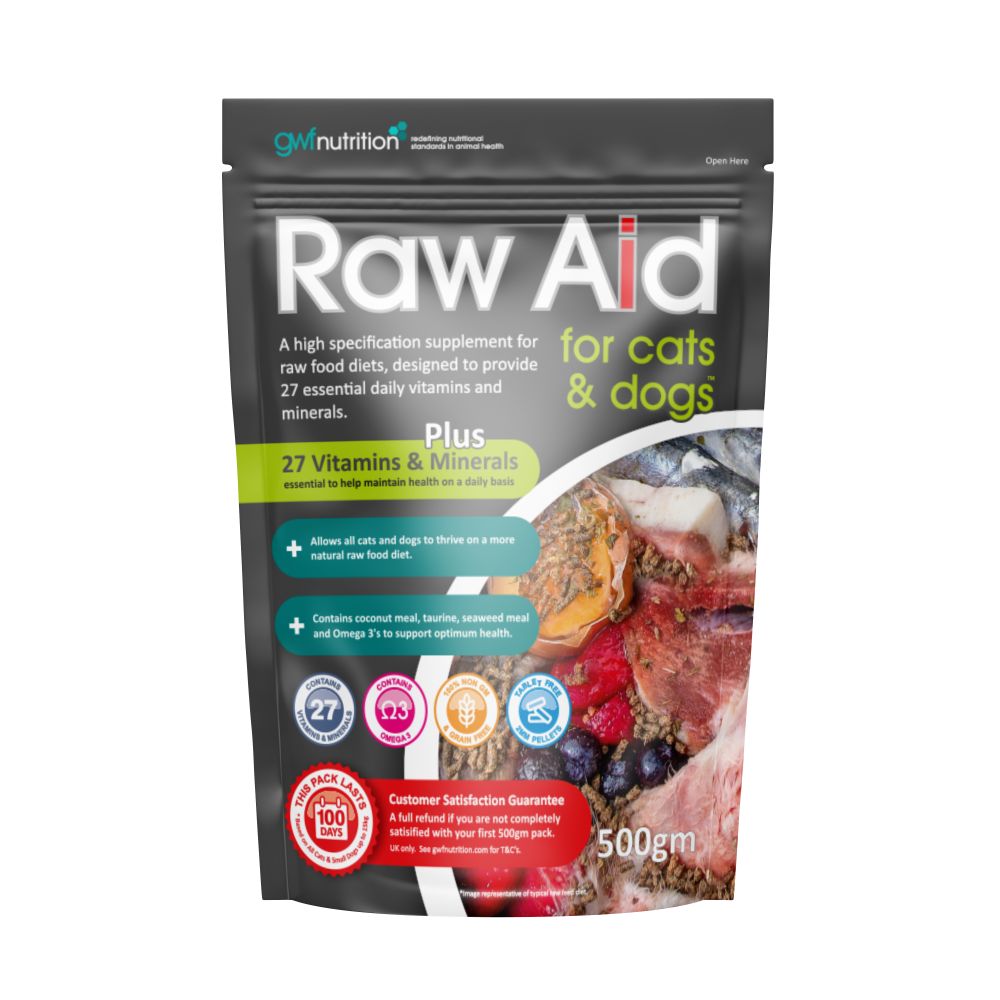 Beutel mit Aufschrift "Raw Aid für cats & dogs". Enthält 27 Vitamine & Mineralien. 500g Packung.
