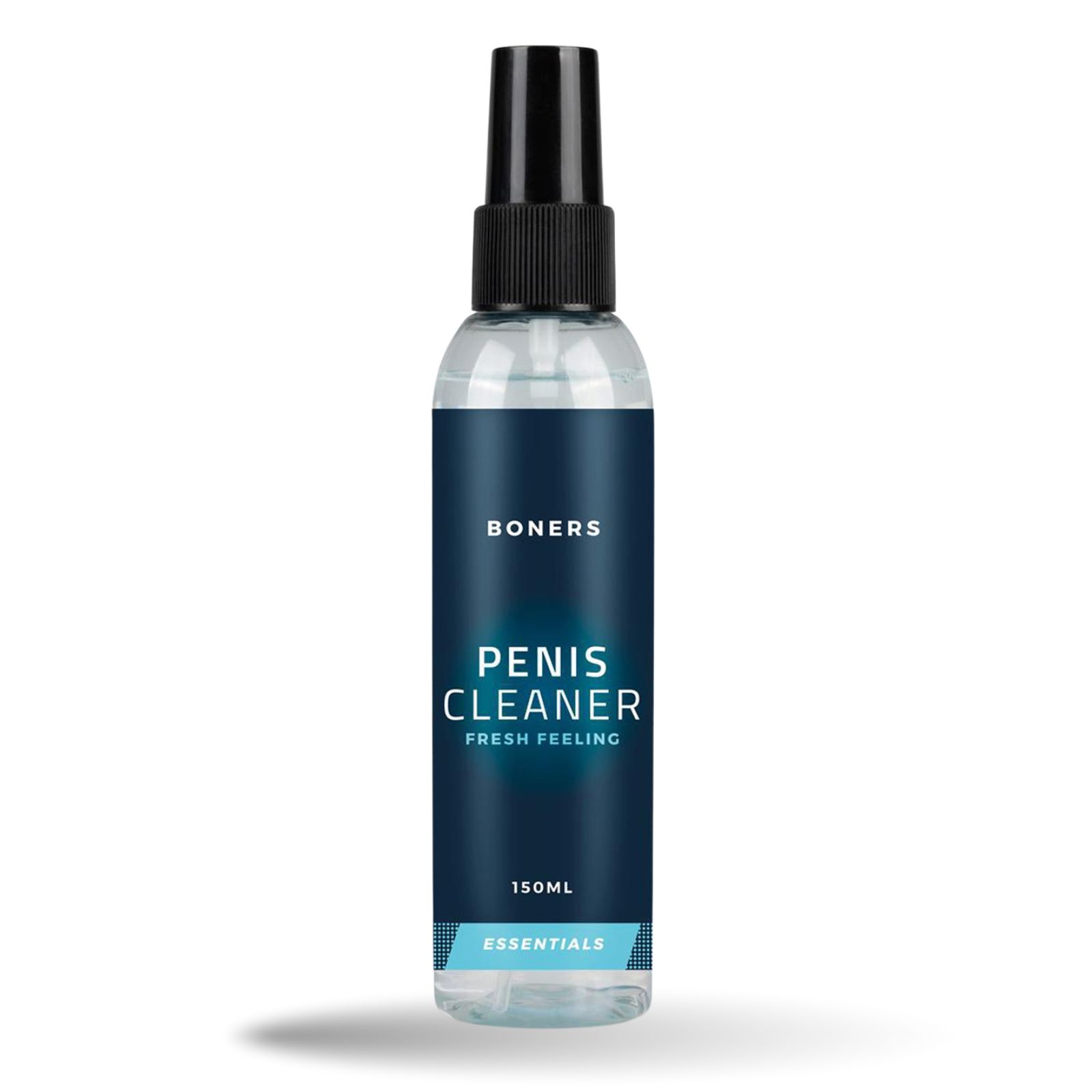 Klarflüssige Flasche mit schwarzem Sprühkopf. Aufschrift: BONERS, PENIS CLEANER, FRESH FEELING, 150ml, ESSENTIALS.