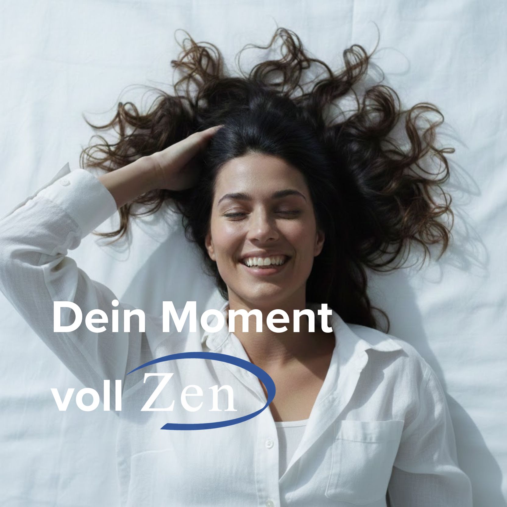 Eine Frau liegt auf dem Rücken, lächelt und berührt ihr Haar. Text: "Dein Moment voll Zen".