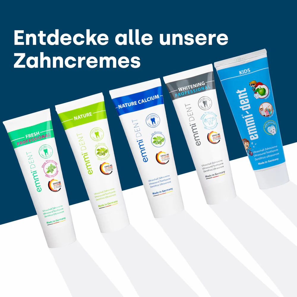 Fünf Zahnpasta-Tuben nebeneinander. Marken: emmi-dent, Fresh Protection, Nature, Nature Calcium, Whitening Professional, Kids.