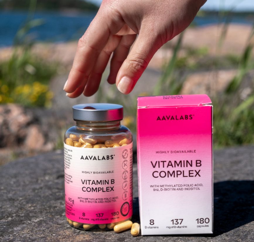 Aavalabs Vitamin B Komplex Flasche und Karton im Freien.