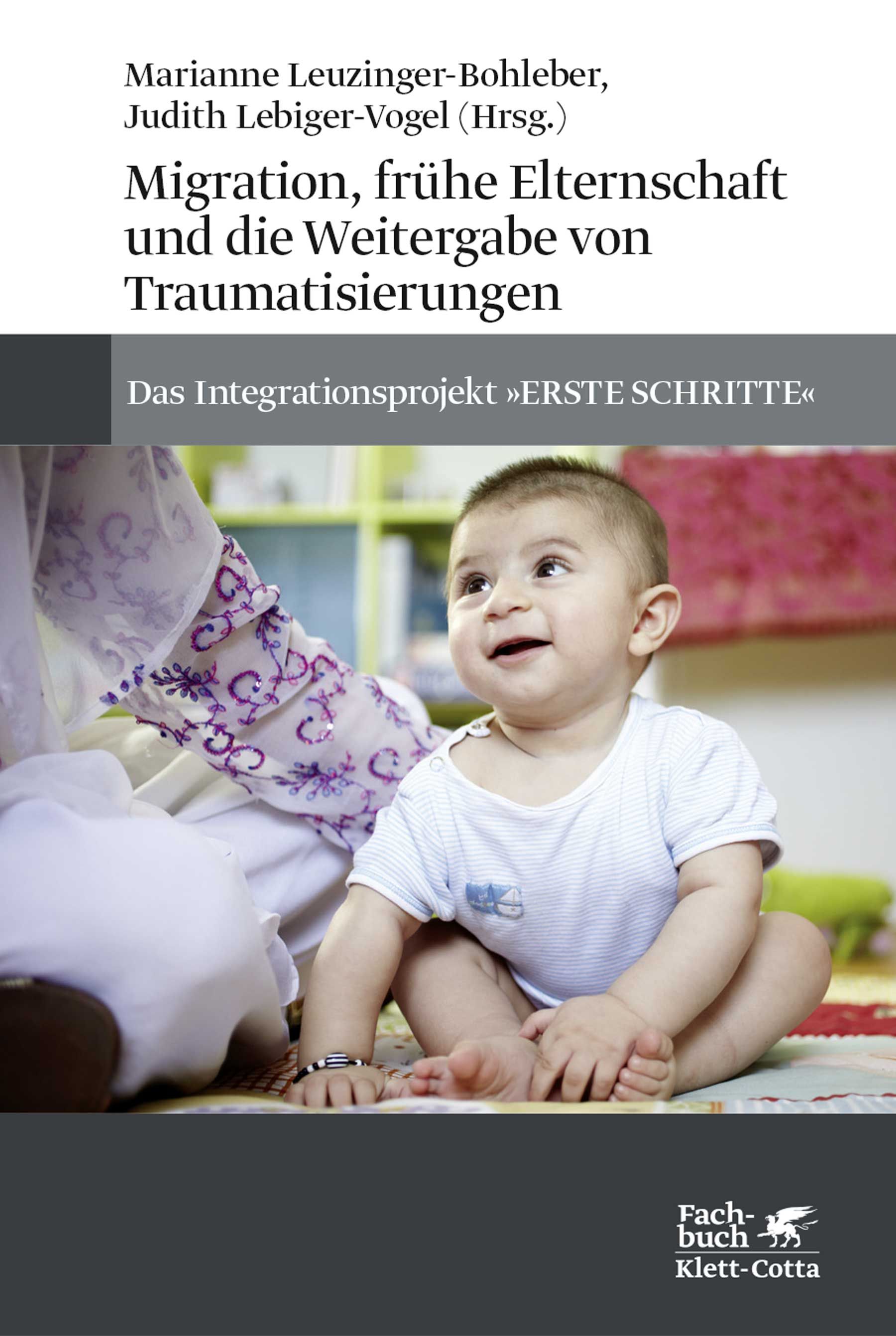 Buchcover mit Titel: Migration, frühe Elternschaft und die Weitergabe von Traumatisierungen. Baby sitzt, Person im Hintergrund.
