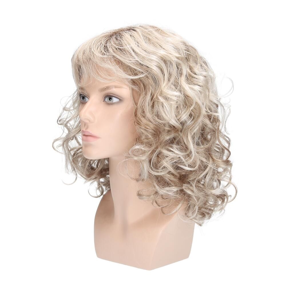 Perücke mit Locken und Pony auf einem Schaufensterkopf. Blonde und graue Strähnen. Seitenansicht.