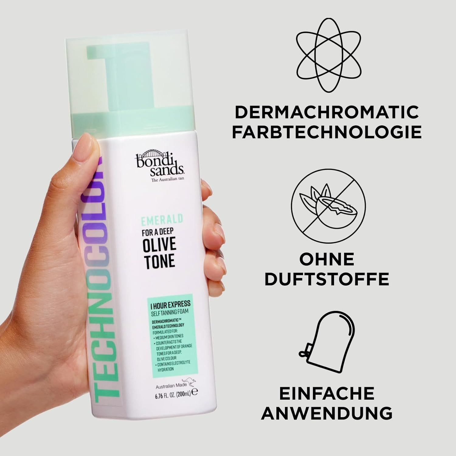 Hand hält Bondi Sands Selbstbräunungsschaum. Text: Dermachromatische Farbtechnologie, ohne Duftstoffe, einfache Anwendung.